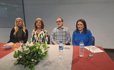 De izquierda a derecha: Jazmín Steuer, Directora de Licenciatura en Psicología (Universidad Nacional del Chaco Austral); Silvia López, Decana Facultad de Psicología Universidad Nacional de Tucumán; Enrico Irrazábal, Decano de la Facultad de Psicología de la Universidad de la República (Udelar); y Maqui Piro, Decana de Facultad de Psicología de Universidad Nacional de La Plata