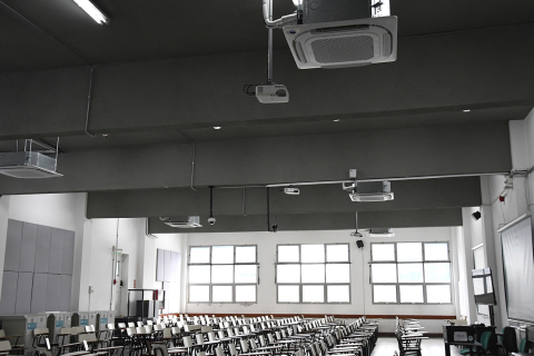 Mejorando las condiciones de estudio y trabajo: instalación de equipos de aire acondicionado en los salones A y B