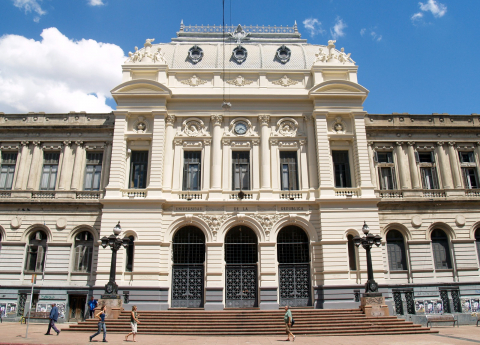 fachada del edificio central de la Udelar