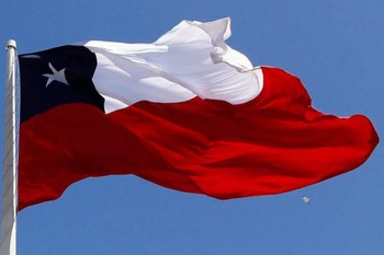 Fotografía en la que se ve la bandera de Chile flameando