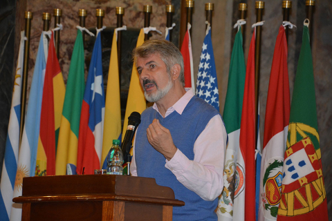Fotografía de Dr. Francisco Cruces Villalobos durante su exposición