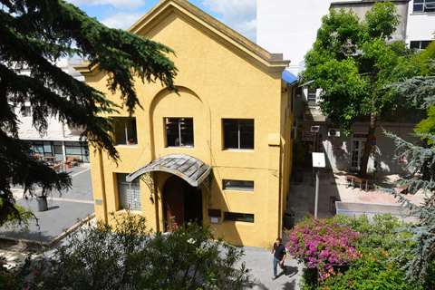 Fotografía con vista exterior de la Biblioteca