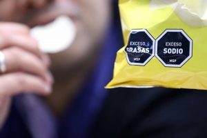 Bolsa de papas fritas con etiquetado nutricional del MSP. Foto: Nicolás Der Agopián